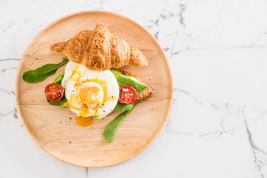 Yumurta Benedict avokado, domates ve salata ile 