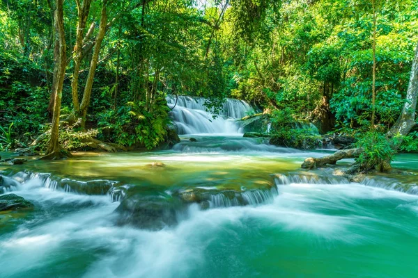 Huay Mae Kamin Cachoeira em Kanchanaburi, na Tailândia — Fotografia de Stock