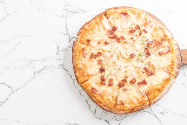 Pizza z boczkiem i serem — Zdjęcie stockowe