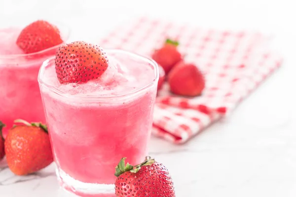 Fresh strawberry smoothie — Stock Photo, Image