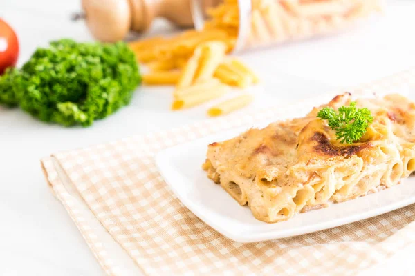 Gebakken penne pasta met kaas en ham — Stockfoto