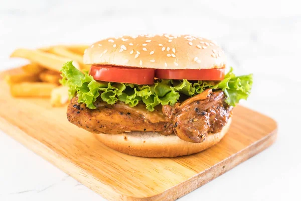 Hambúrguer de frango grelhado com batatas fritas — Fotografia de Stock