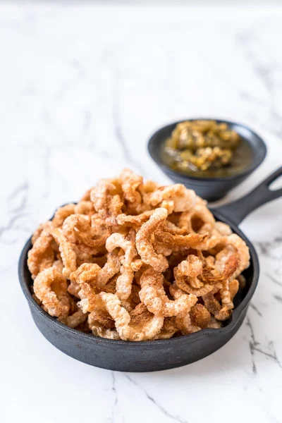 Kızarmış domuz eti rince ya da domuz eti aperatif Kuzey Tayland yeşil biber D ile