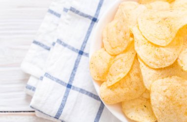 patates cipsi plaka üzerinde