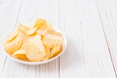 patates cipsi plaka üzerinde