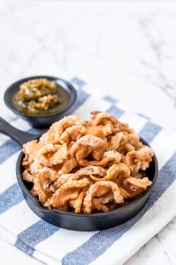 Kızarmış domuz eti rince ya da domuz eti aperatif Kuzey Tayland yeşil biber D ile