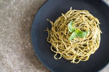 Spagetti fesleğen pesto ile