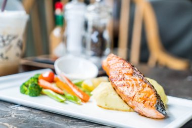 püre patates ve sebze somon biftek