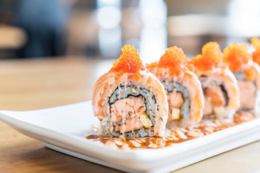 Somon suşi roll