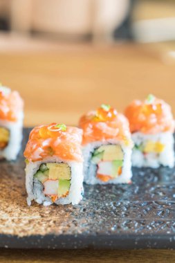Somon suşi roll