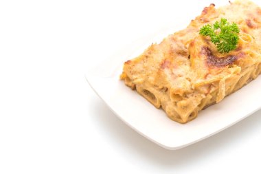 peynir ve jambon ile pişmiş penne makarna