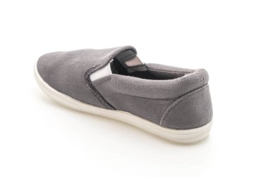 Beyaz arka planda gri spor ayakkabı 