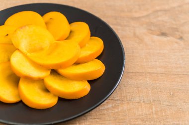 Trabzon hurması tabağa dilimlenmiş