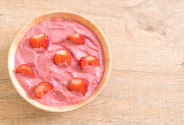 çilek smoothies kase