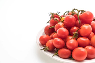 Beyaz arka planda taze kiraz domatesleri