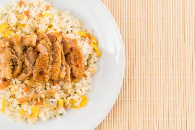 ızgara tavuk ve teriyaki soslu kızarmış pilav