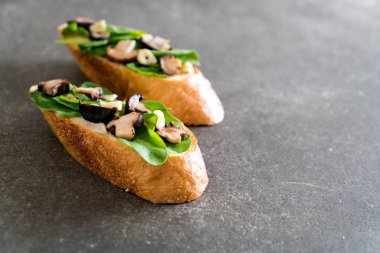 ekmek roket ve shiitake mantar