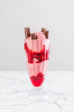 Çilekli dondurma dondurma 