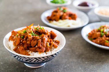 Kızarmış domuz üst pirinç baharatlı Kore soslu (bulgogi)