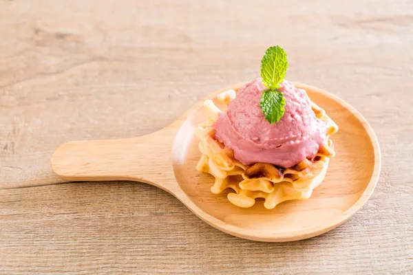 Helado de fresa con gofre — Foto de Stock