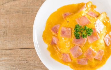 Kremsi omlet jambon pirinç ile 