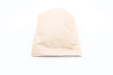 Beyaz üzerine kağıt torba.