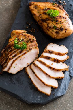 Izgara tavuk filetosu. 