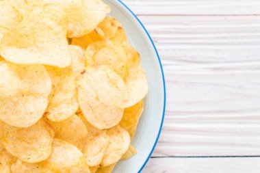 patates cipsi plaka üzerinde