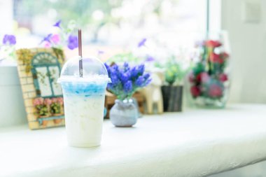 Kelebek bezelye suyu süt ile