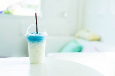 Kelebek bezelye suyu süt ile