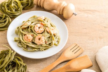 Karidesli ıspanak fettuccini makarna