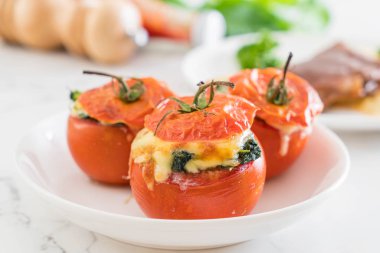  pişmiş domates peynir ve ıspanak doldurulmuş 