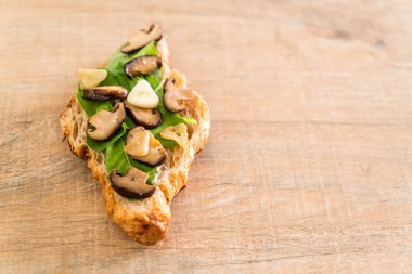 mantar kruvasan sandviç