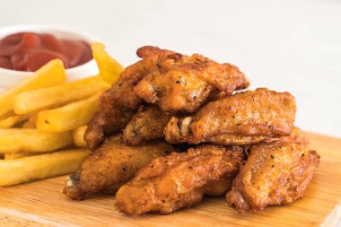 Kızarmış tavuk kanadı.