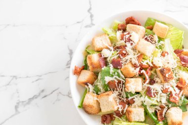 Sezar salatası masasında