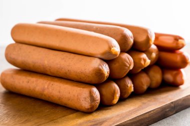 sosis ahşap tahta üzerinde