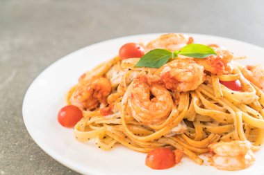 Spagetti karides, domates, fesleğen ve peynir ile 