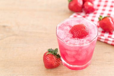 taze çilek smoothie 