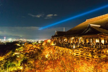 Sonbahar gece ışık saçtığını Kiyomizu-dera Tapınağı ve büyük vera