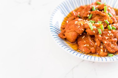 Baharatlı Kore soslu (bulgogi kızarmış domuz eti) 