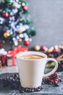 sıcak kahve fincanı Noel dekorasyonu ile 