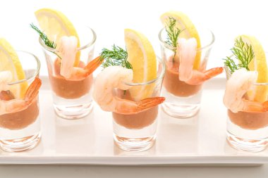 karides kokteyl beyaz arka plan üzerinde