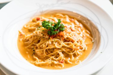 Yengeç soslu spagetti