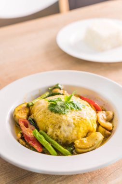 Yeşil köri ile tavuk ve şal yumurta