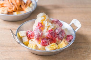 Süt buz tıraş çilek ve ekmek ile