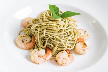 makarna spagetti pesto yeşil ve karides