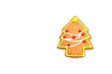 Gingerbread Noel ağacı şekil üzerinde beyaz 