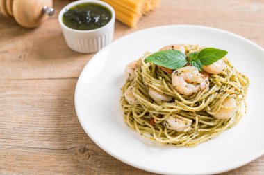 makarna spagetti pesto yeşil ve karides