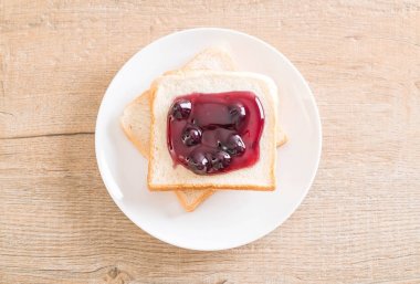 Böğürtlenli reçel ile ekmek