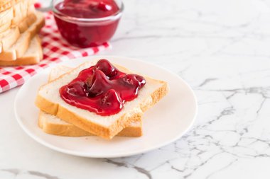 çilek reçeli ile ekmek